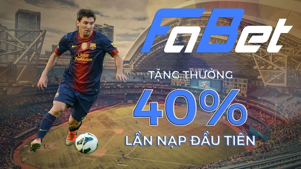 Trận đấu bóng đá đang diễn ra với cầu thủ và khán giả